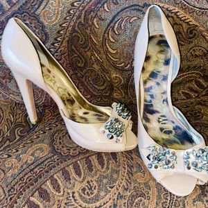 SAM EDELMAN “LORNA” SPIKED BOW PUMP SZ 10